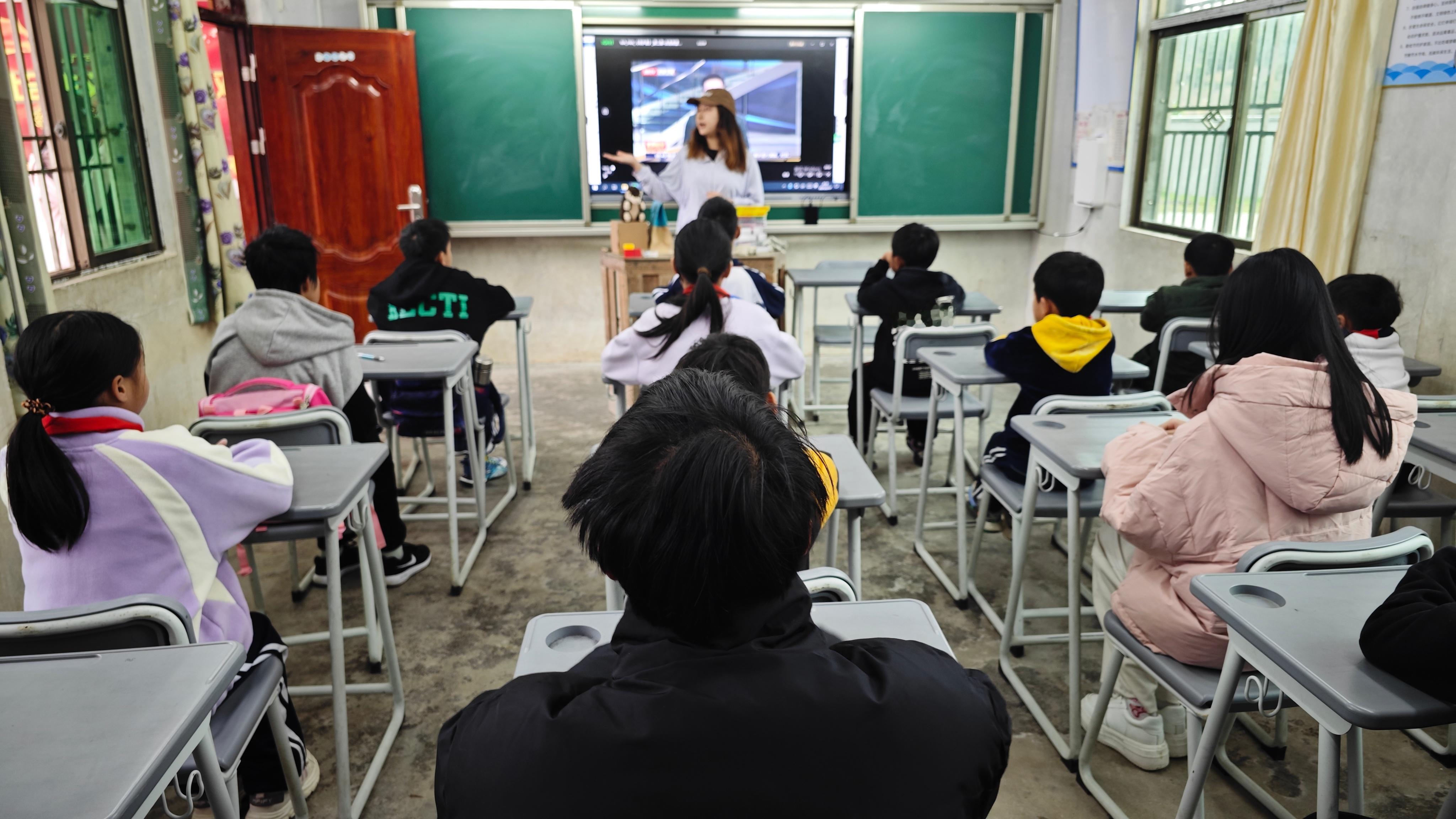 今天在乌禽嶂佐坑小学向小朋友们分享家乡让他们自豪的中华穿山甲，以及怎么保护它们，