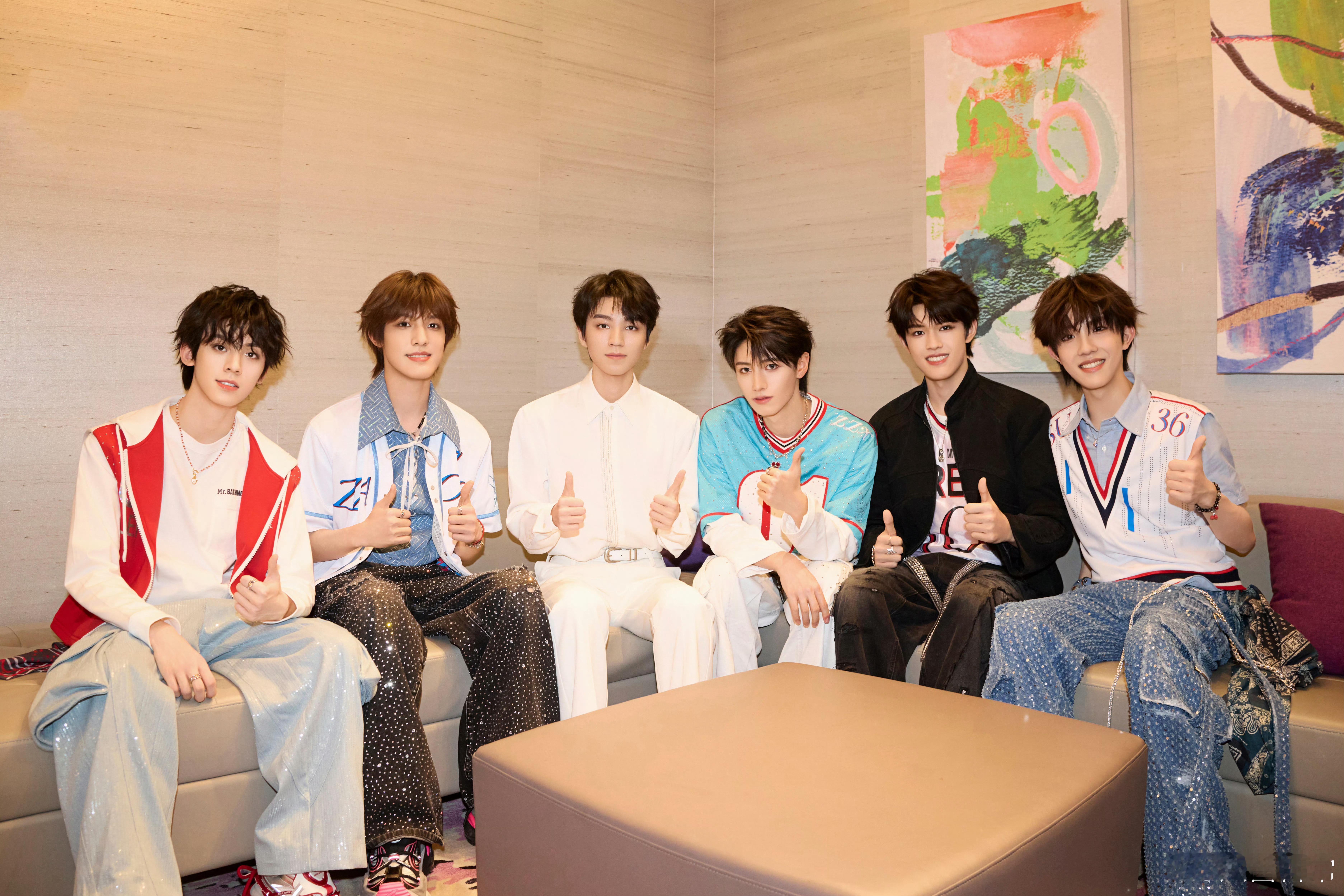 王俊凯和登陆少年合照王俊凯登陆少年合影