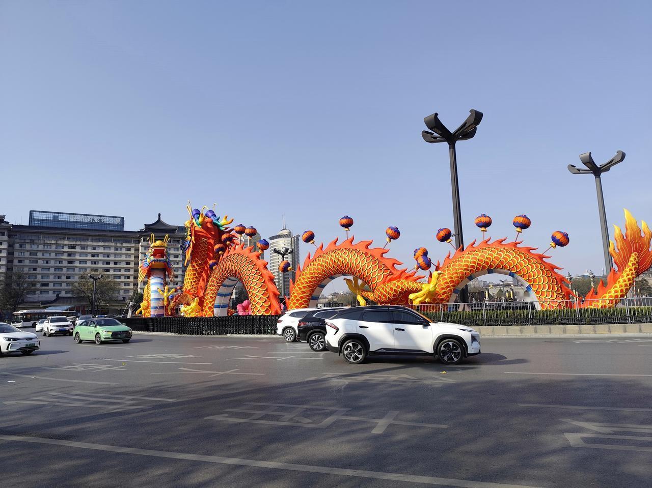 南门外巨龙上线！西安2026年的年味儿从这里开始了！最近经过南门的市民朋友们会发
