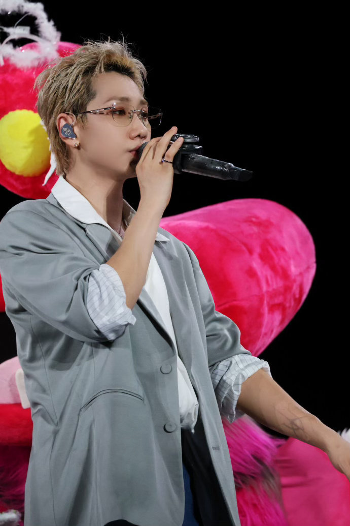 汪苏泷来演唱会洗澡来了高强度舞台表演让汪苏泷大汗淋漓，喜提演唱会洗澡趣味梗。抛开
