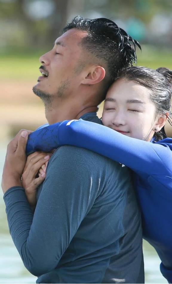 在2016年一档恋爱真人秀里，周冬雨和余文乐作为嘉宾搭档，年龄相差十多岁，本来不