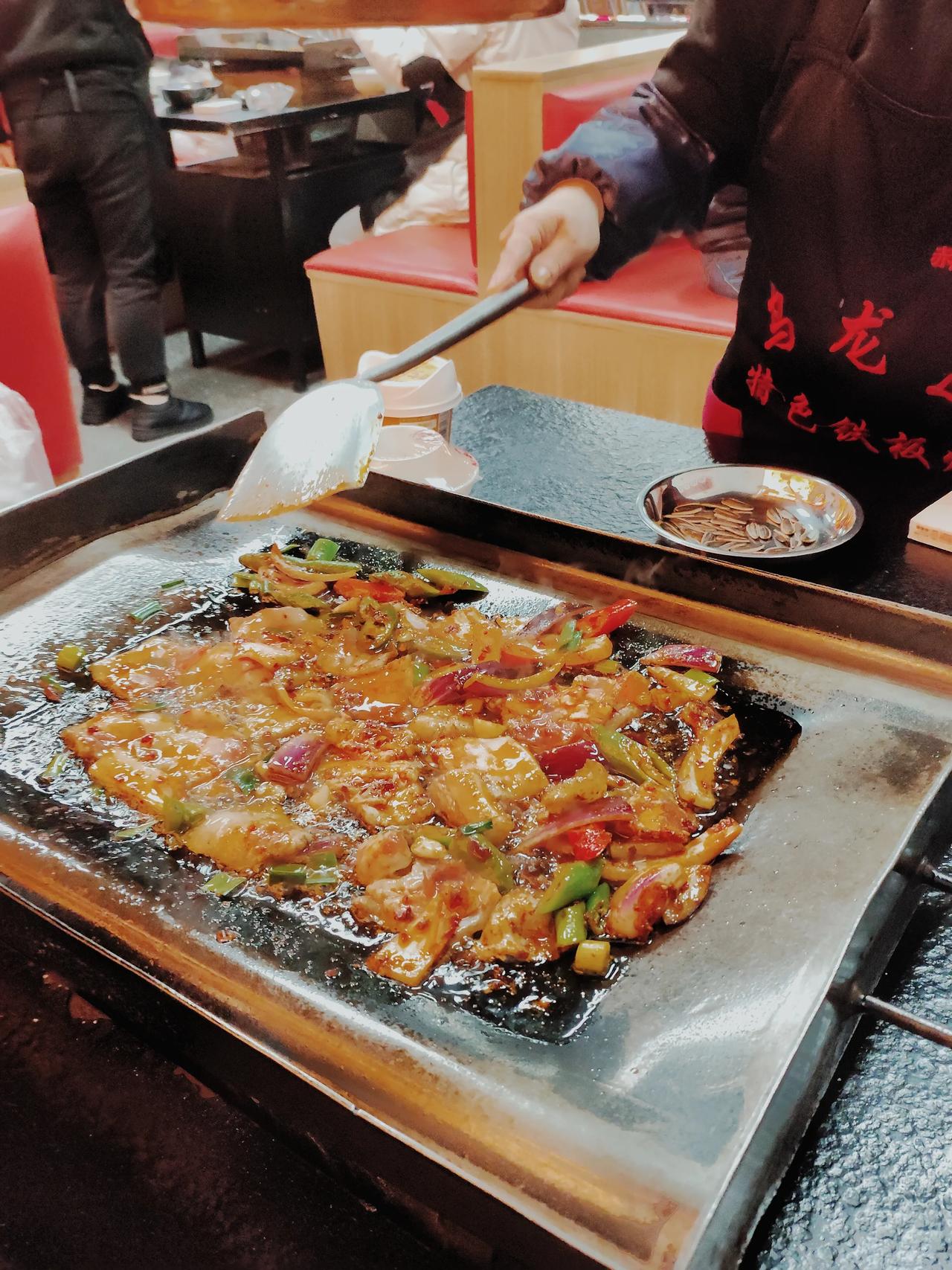 在步行街吃了乌龙山的铁板烧，太有特色了。服务员现场在大铁板上翻炒，腌制入味的五花