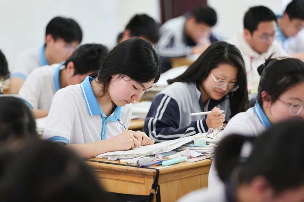 我认为最大的障碍是经费。为什么这样说呢？
因为全国各个地方所办的普通高中，数量都