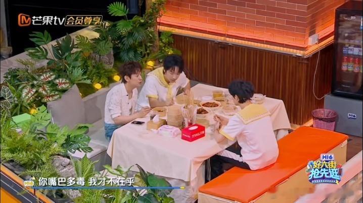 何炅李昀锐丁程鑫唱你嘴巴多毒何炅开团李昀锐秒跟你好星期六 何炅只是即兴哼了一句，