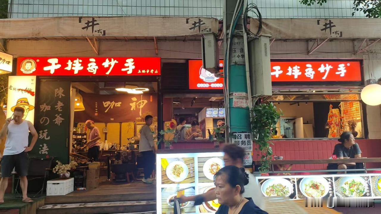 终于拔草了玉林的这家干拌哥抄手小店，虽然外地人多，味道还是不错的[偷笑]老板很有