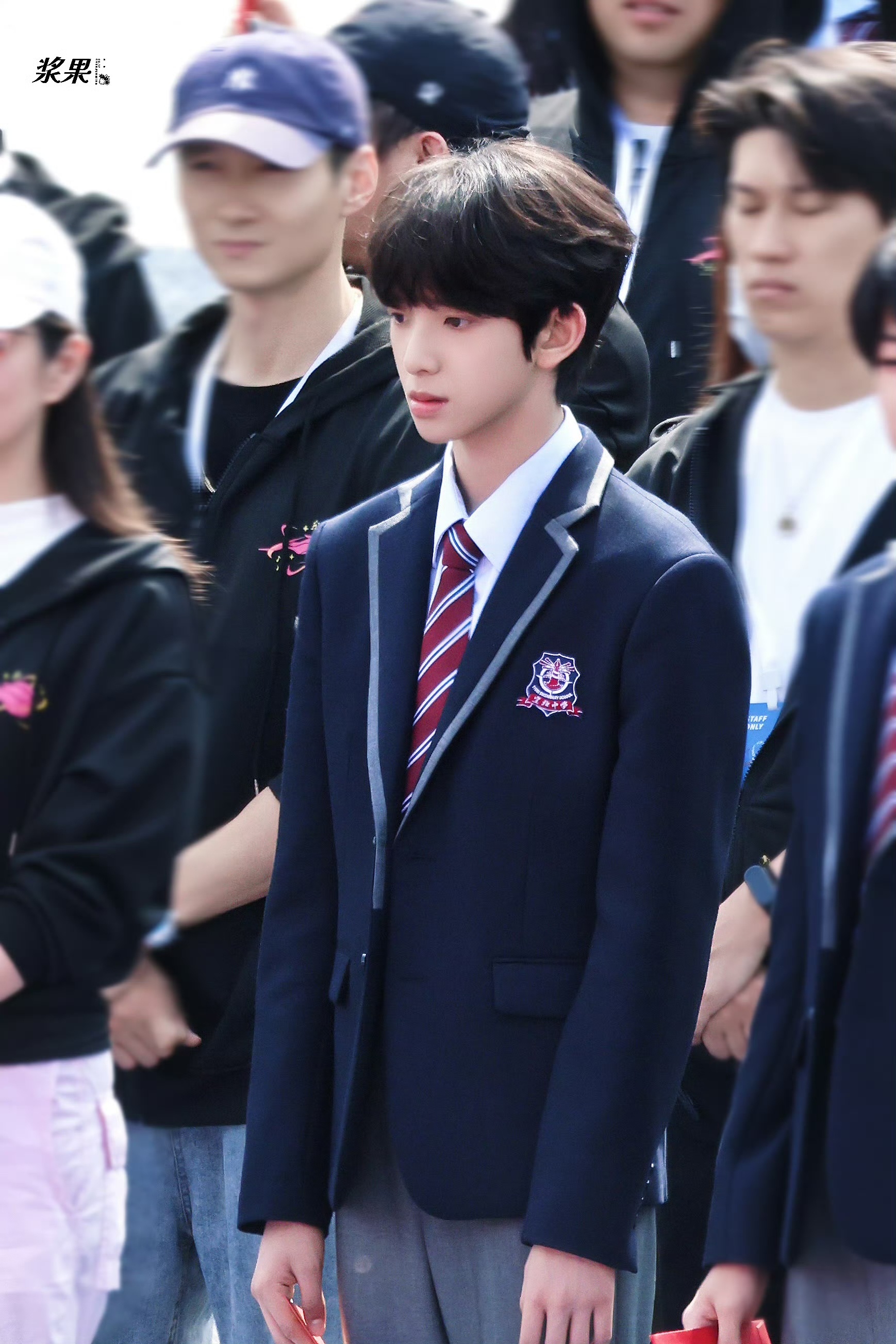 【陈浚铭】陈浚铭开机状态 我们的少年时代2陈浚铭开机饭拍，状态好好，开机大吉拍摄