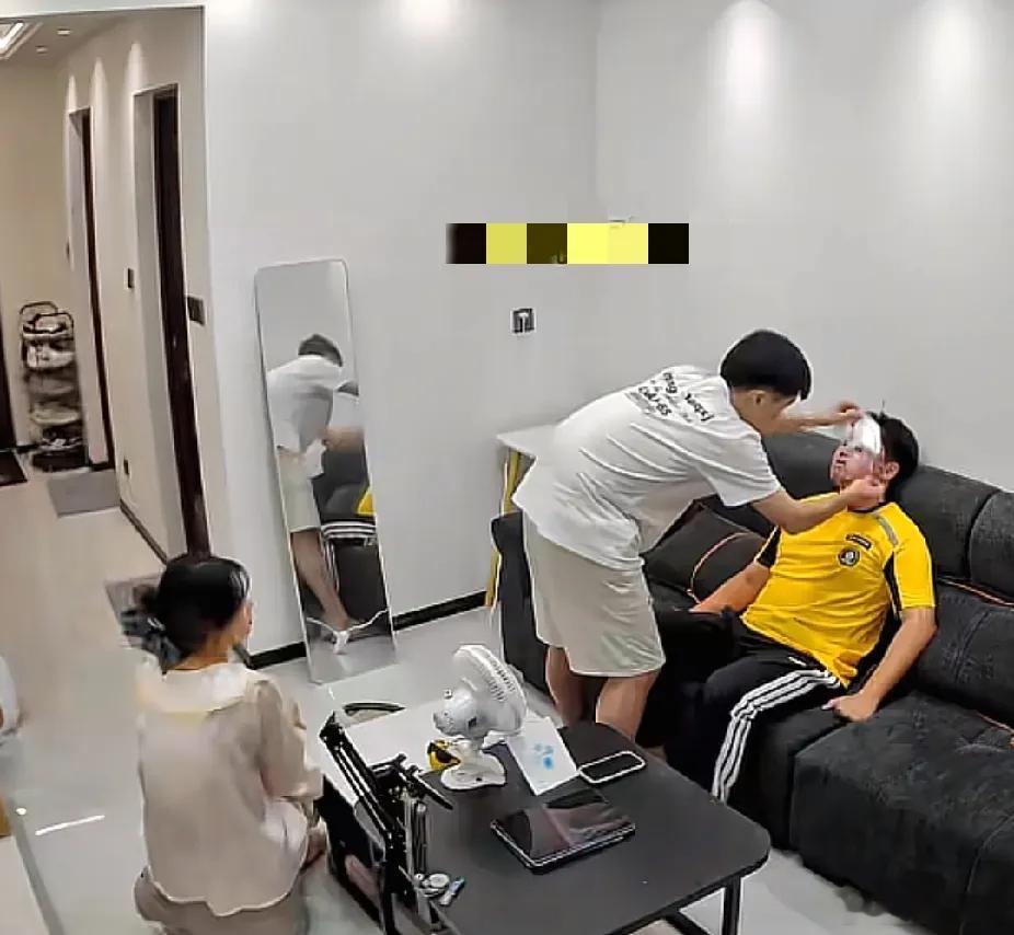 男子开门拿外卖时，一直盯着外卖小哥看，接下来的一幕让人感动落泪。房间里，小夫妻正