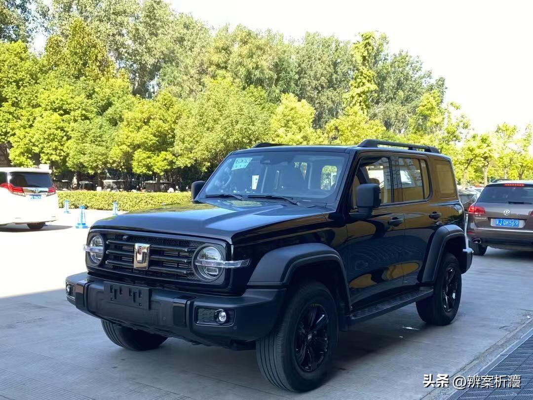 四川成都，男子以做生意和旅游为由，从租车公司租走了一台价值20多万的坦克300，
