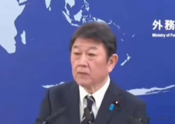 茂木敏充代人受过   尴尬流汗

近期，在日本外交部举行的例行记者招待会上，日本