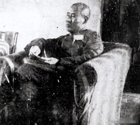 1948年，国军的一名伙夫和大部队走散了，被解放军拦下，解放军看他年纪大，便发了