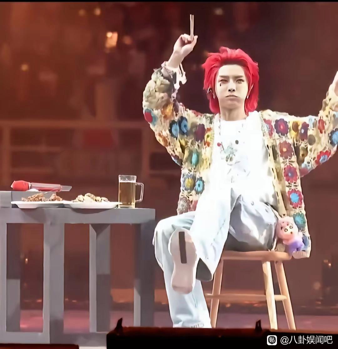 华晨宇演唱会上，自己在台上喝啤酒吃烤串，这是什么操作？ 