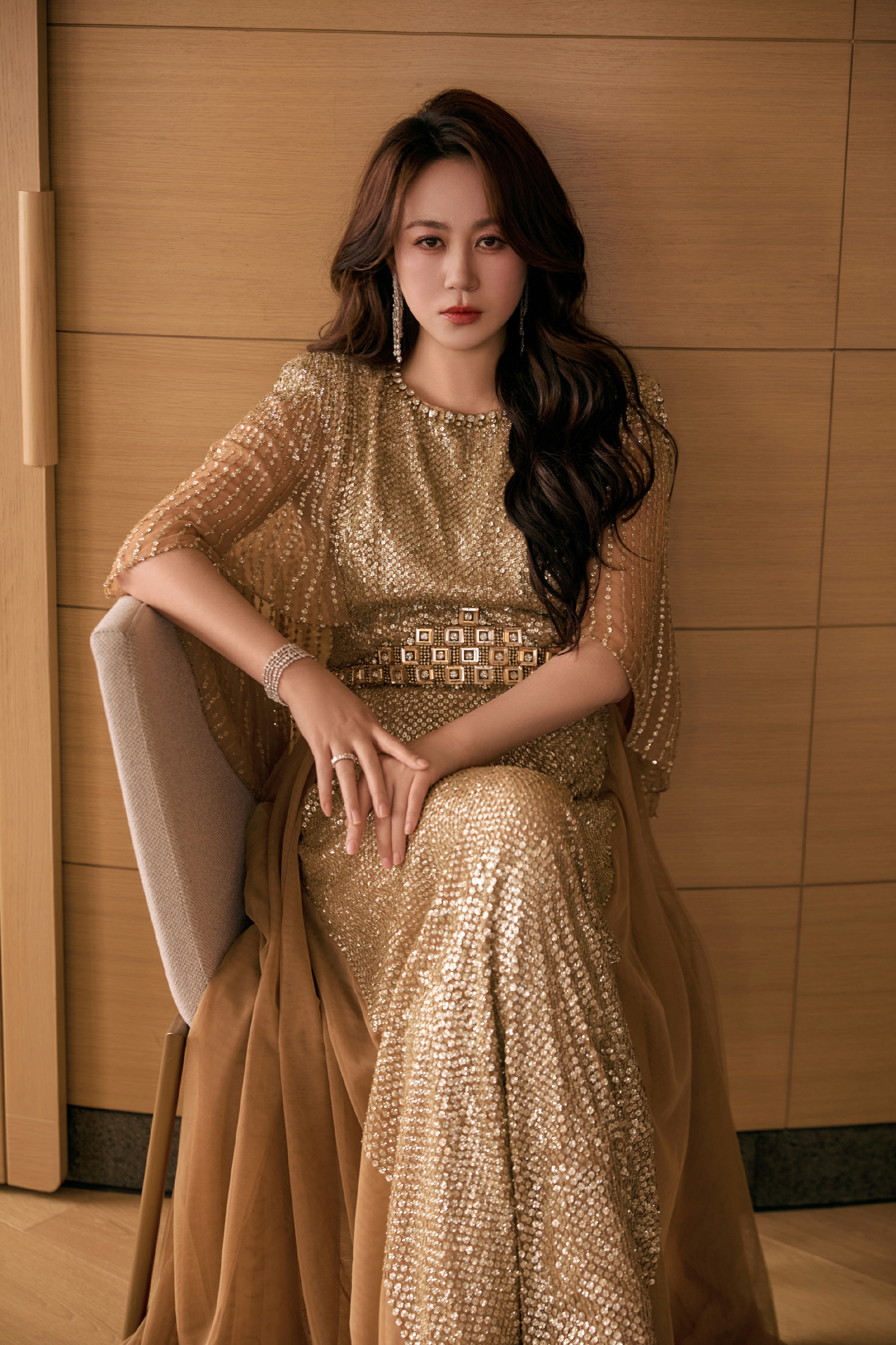 马丽金像奖金色流光裙金像奖马丽长发港风造型马丽一袭金色流光长裙亮相金像奖红毯，氛