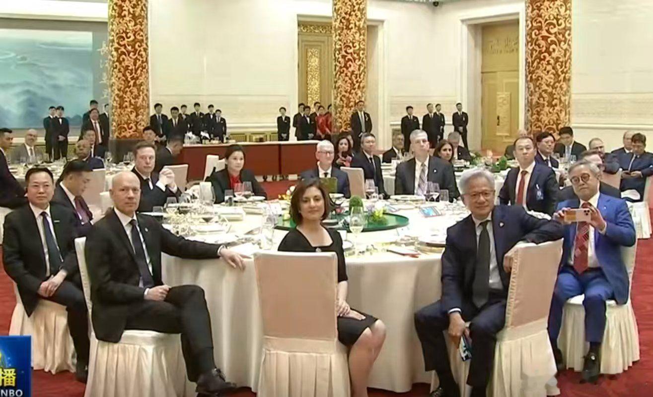 美方企业家离场时手势亮了国宴里坐马斯克这桌的，马斯克右手是福耀集团曹晖和海信集团