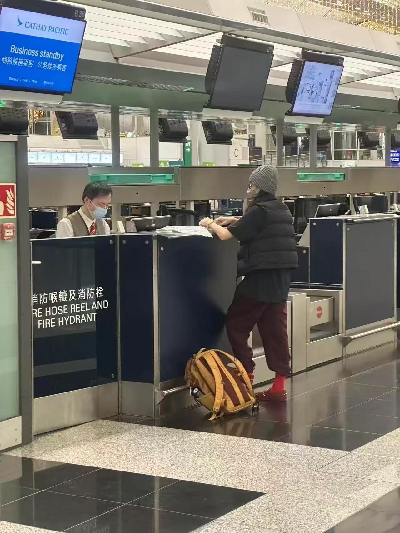 张柏芝真是高精力型人，看她去机场的装备就知道了，和刘晓庆有得一拼！
网友在机场偶