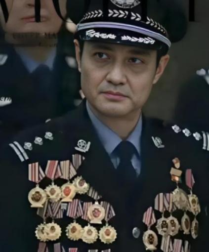 1998年，一名男子在兰州火车站等待火车，这时从他身边走过来一名警察，两人对视一