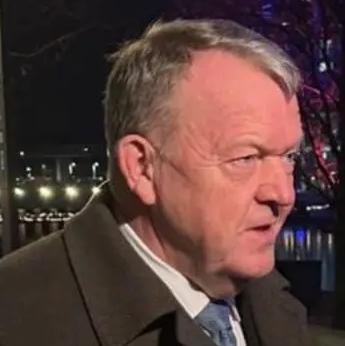 丹麦跪着的姿势非常优美，这是在感恩特朗普不杀之恩吗？丹麦外交大臣拉尔斯·拉斯穆森