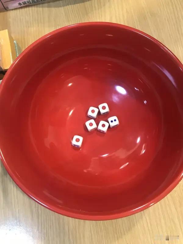 我超爱猜字谜！那简直是一场脑力大冒险。就说“一人一张口，口下长只手”，这谜底是“