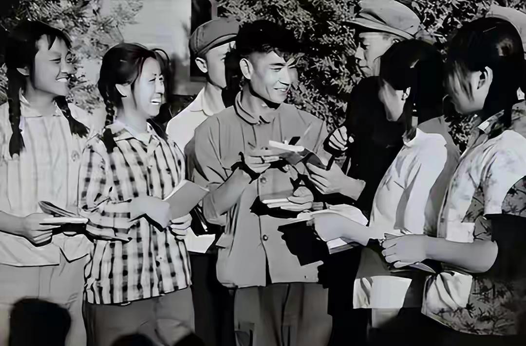 1978年，25岁的供销社售货员李桂兰被人困在库房里，生产队长把她抵在粮囤边上。