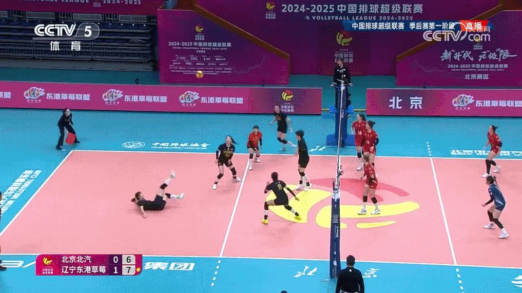 北京女排vs辽宁女排  丁霞[超话] 丁霞2号位后仰左手扣球得分！ 漂亮！赵勇和