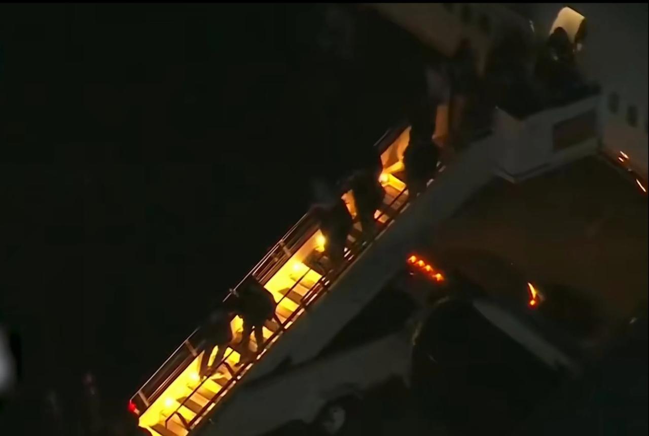 美军三角洲特战队活捉马杜罗，避免两国开战百姓遭殃的结局，也给独蛙们敲响了警钟，再