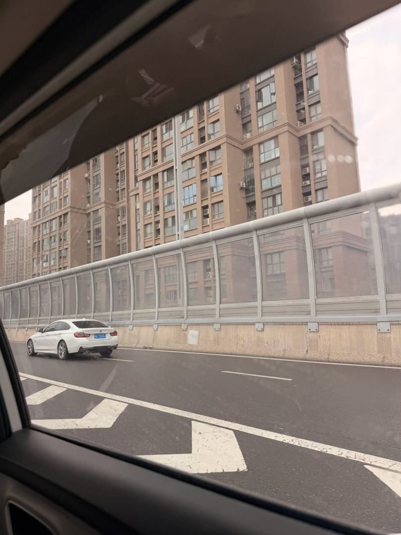 讲真的没谁了 来郑州两次 每次都是刚坐上车就开始下雨