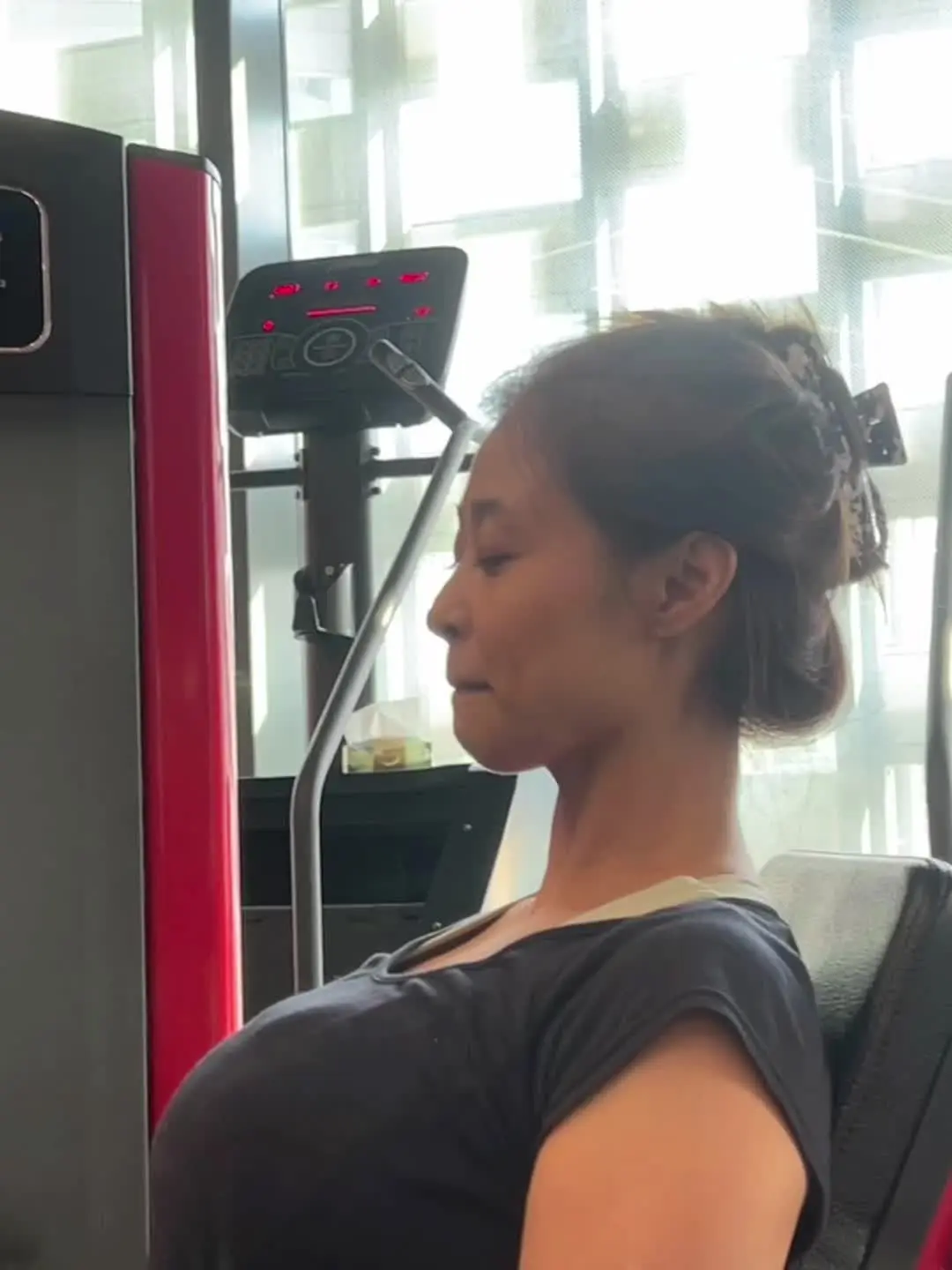 不懂就问人的臀部怎么能这么平 每天是有个凳子贴在我后面吗