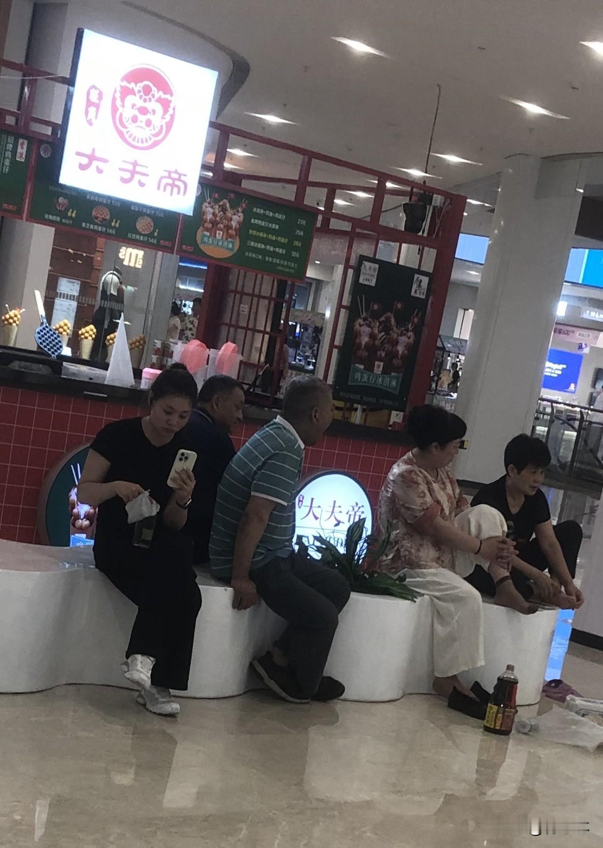 记录我的2026夏天到了，天气炎热，蹭空调的人不少，商场摆大屏聚众观赛，大伙歇坐