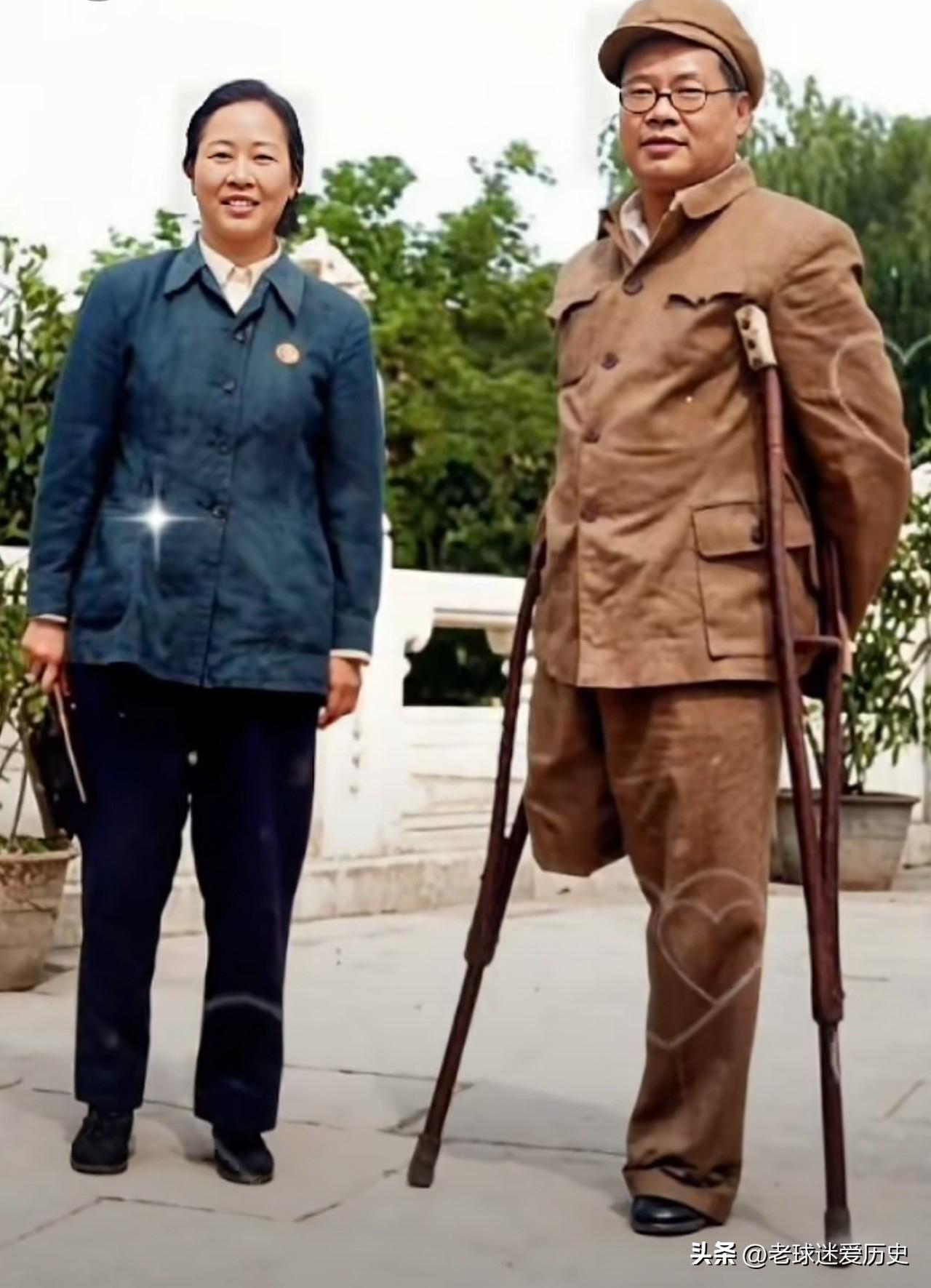 这张照片定格了开国中将钟赤兵和夫人陆琳的合影。钟赤兵是声名远扬的“独腿将军”，长