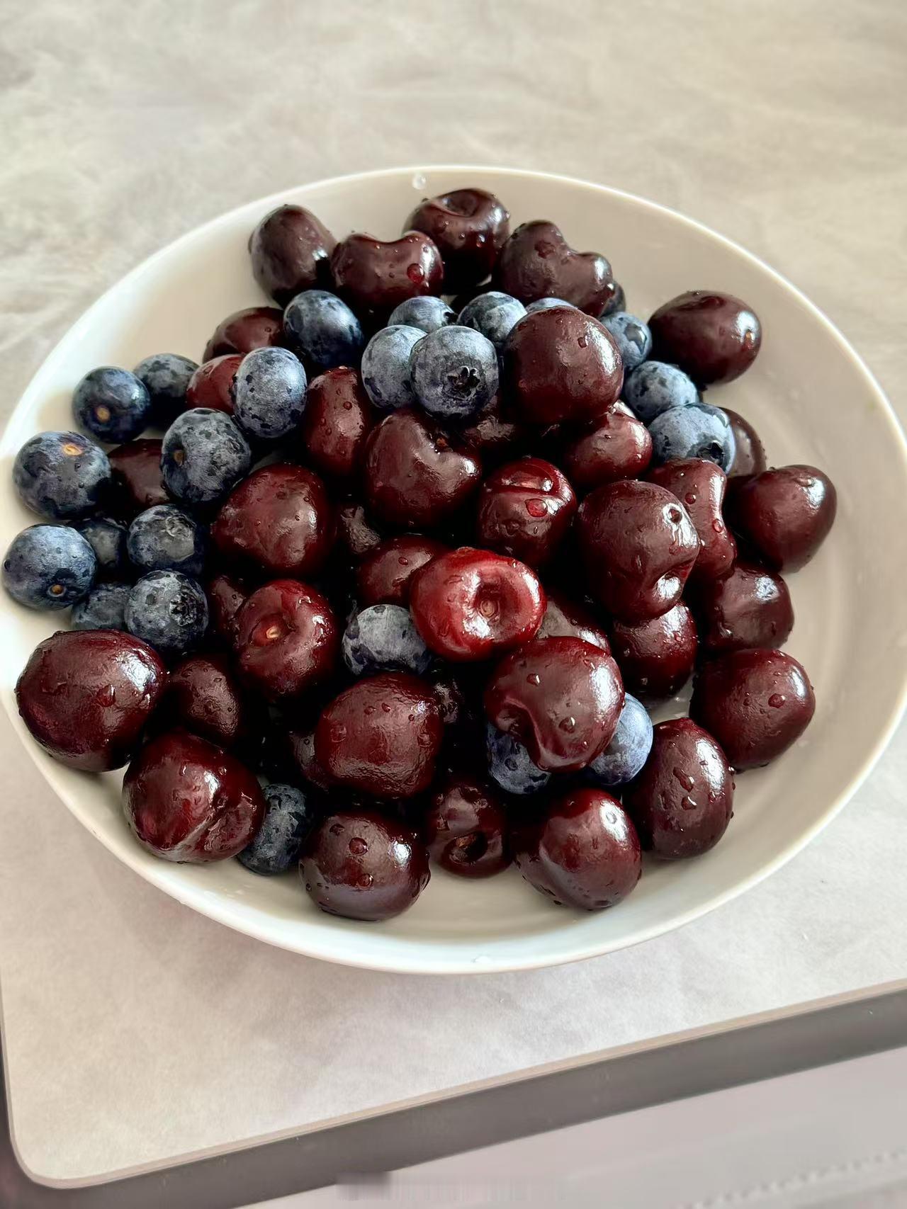 吃吃吃！好喜欢吃蓝莓🫐车厘子🍒！还有圣女果！莓果类yyds 