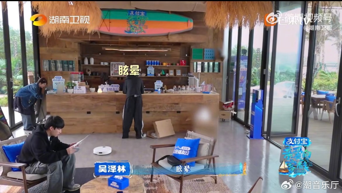 白鹿王鹤棣合唱海边探戈 俊男美女海边开嗓，《海边探戈》旋律一响起，整个画面都变得