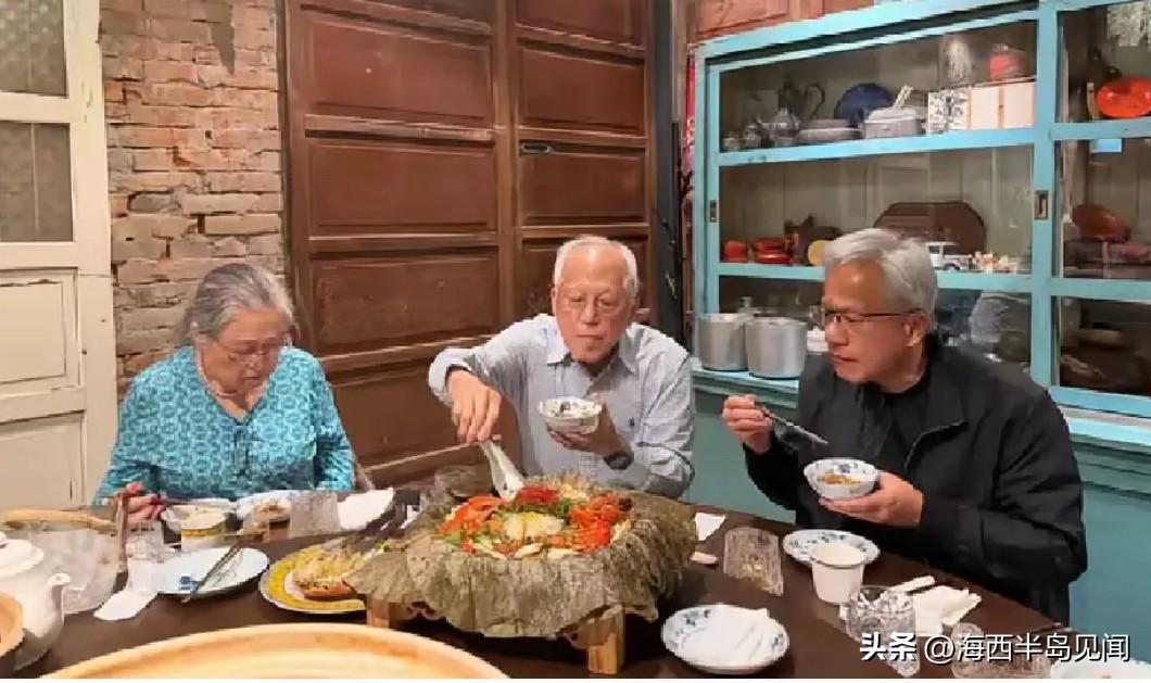这是英伟达创始人兼CEO黄仁勋近期在台北，与年迈父母共进晚餐的实拍画面，桌上摆着