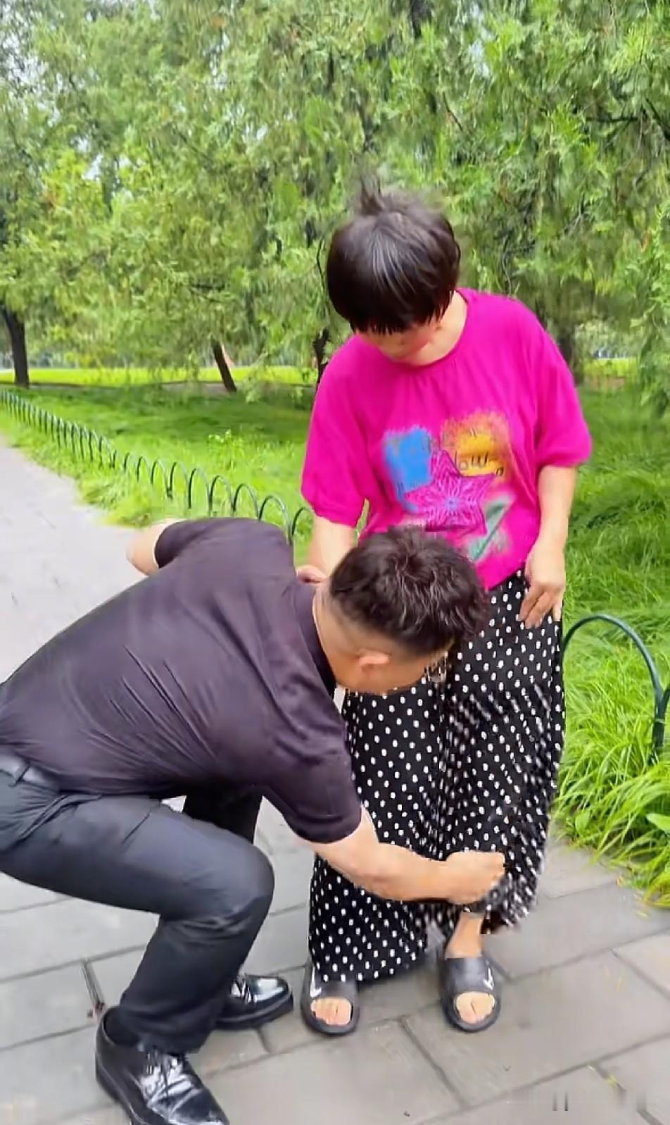 梦秋真是挨得太轻了，自从上次亮哥被网暴后，现在开始纠正梦秋的错误，只是打的太轻了