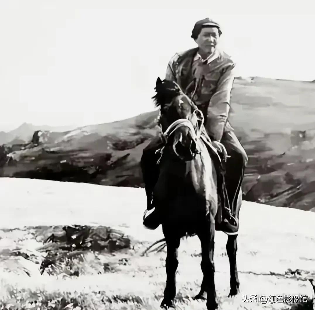 长征途中骑马
陕北高原行军，是流传最广的黑白经典影像。

1964年北戴河骑马