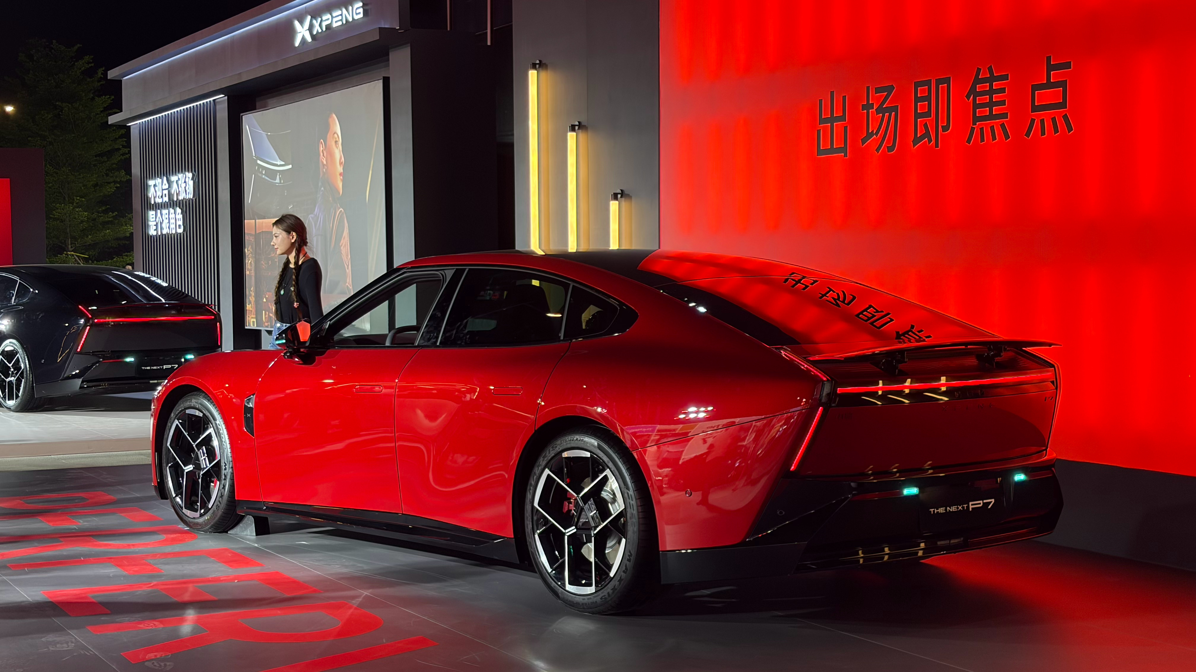 今天来到小鹏P7鹏友聚会，看到很多很帅的涂装，特别是这台磨砂黑，配合这未来的设计