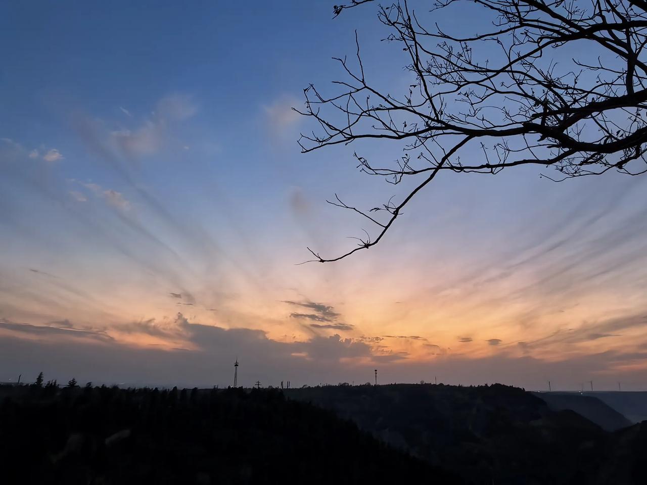 沁园春
风促冬萧，佳人安在，何人弄箫？
赋水调歌头，青天月皓；
凤凰台上，婉约韵