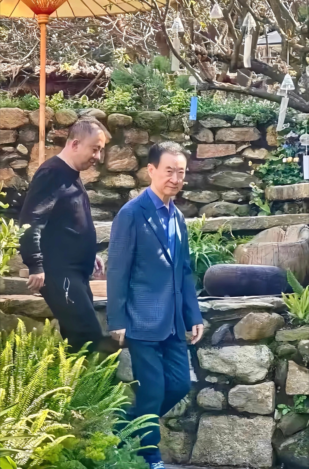 王健林再卖48座万达广场万达瘦身，王健林也瘦身，平稳度过这么多年，可谓是悬崖勒马