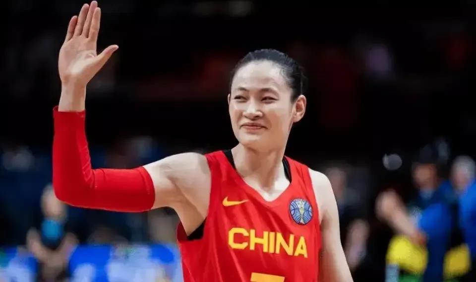 女篮三杰杨力维、王思雨、张茹获篮协重用，入选新球员委员会。该委员会共21人，涵盖