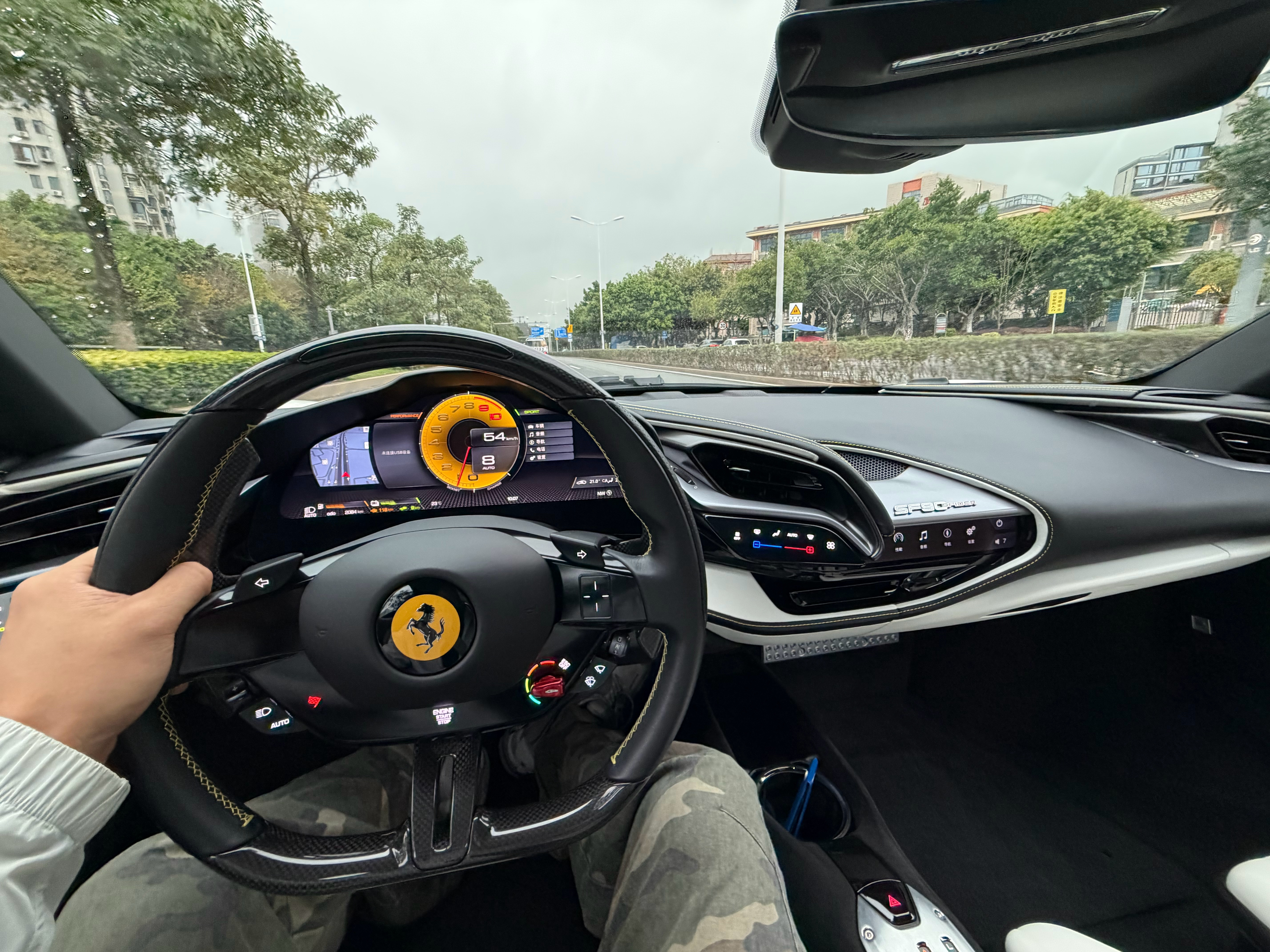 上班了，兄弟们今天开 SF90spider 上班晚点有个集团公子哥，要把一台 S