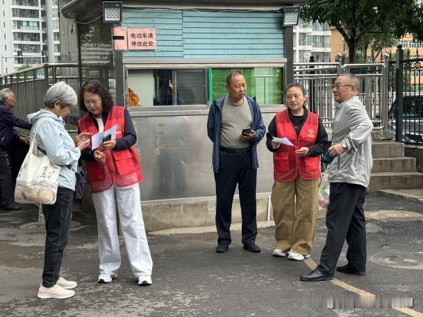 精细治理暖民心 志愿服务点亮社区幸福底色
 
万柏林区南寒街道西华苑社区深耕精细