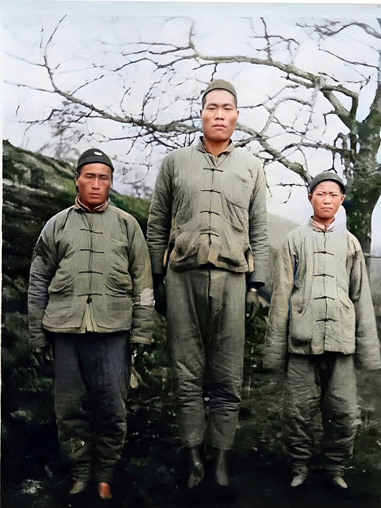 1913年，山东，3名身材高大的男子站在一起，留下了这张合影。

相较于普通身材