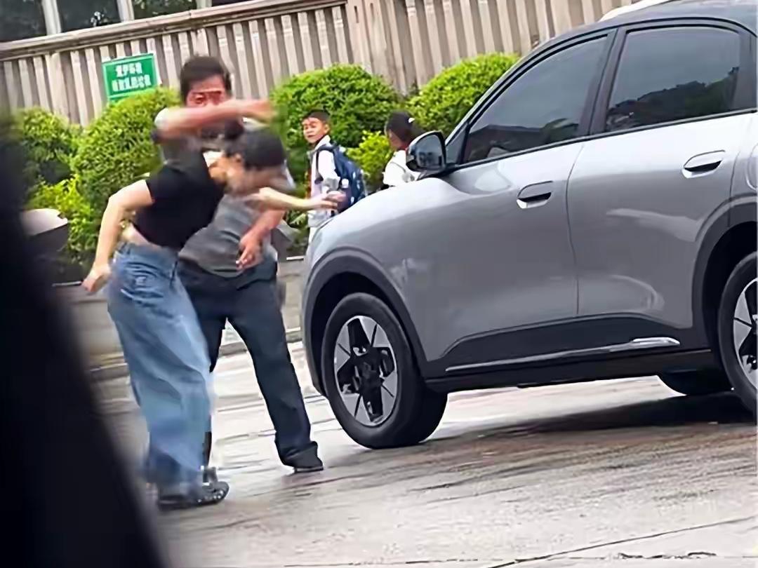 女子踢保安被扇耳光反转！事情不止大家看到的那样，女子伤势确诊，知情人曝光保安身份