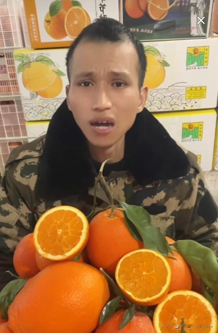 奉节果农老周，说到动情处眼睛湿润。
董宇辉为奉节65岁以上老人发放波司登羽绒服、