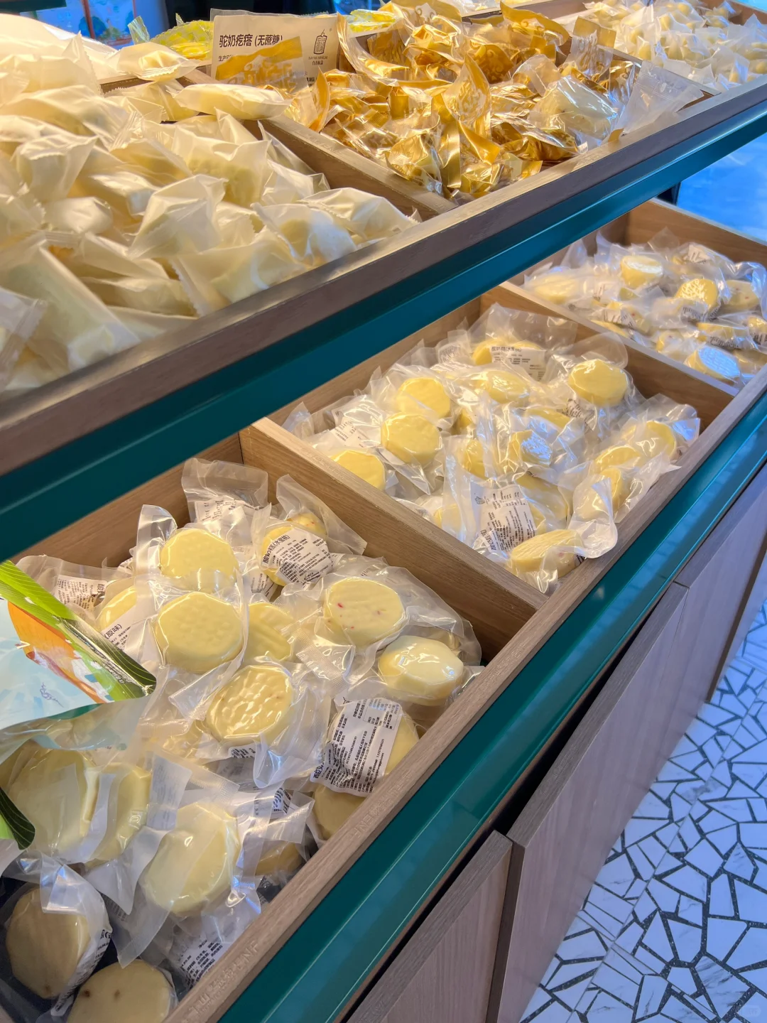 来呼和浩特旅游当然要尝尝奶食品啦！
