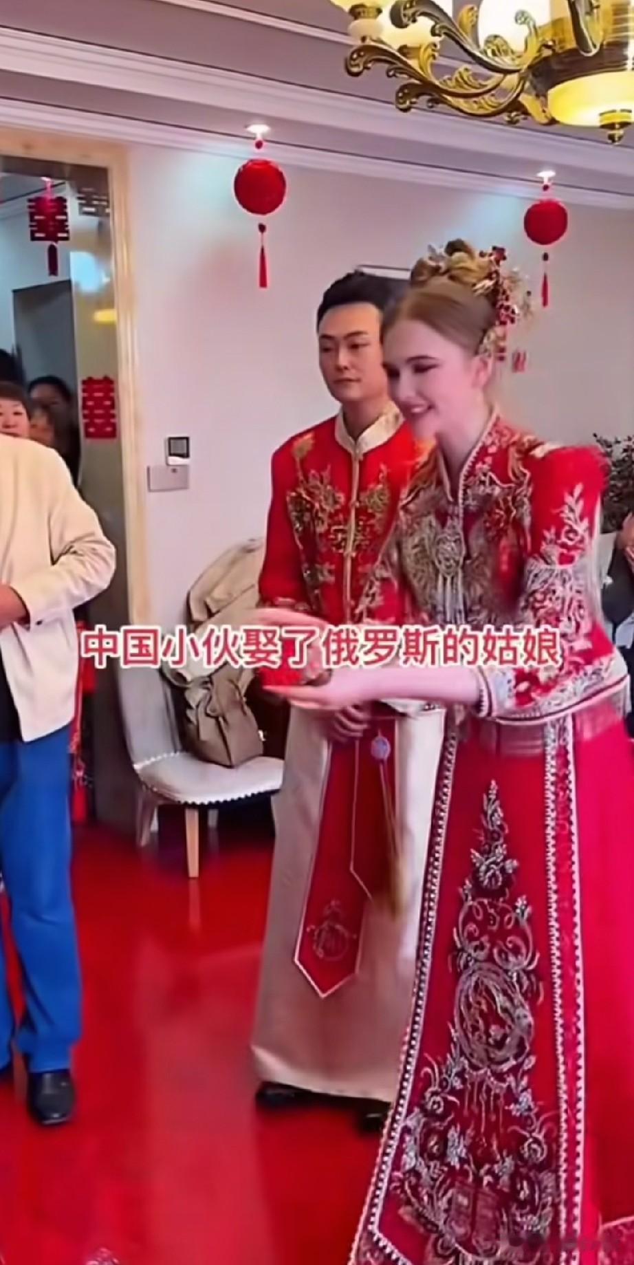 中国小伙娶了一位俄罗斯美女，
婚礼现场吸引了很多宾客，
一些伴娘都看呆了，
满眼