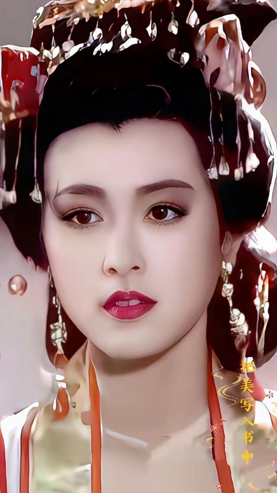 说实话傅艺伟吃亏在妆造受限，放开打扮的话会更惊艳 