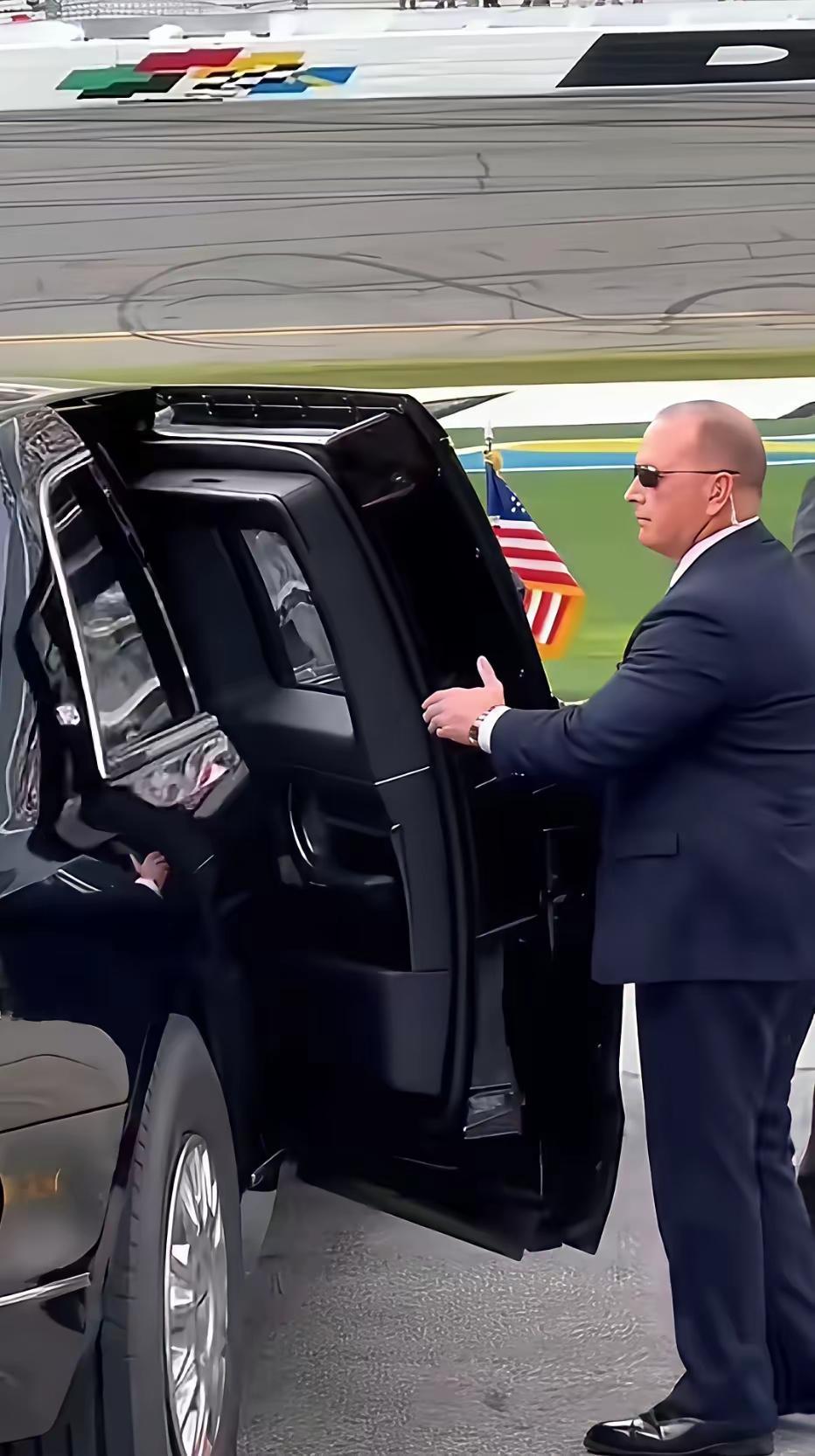 车门这么厚实，车身肯定很笨重，百公里油耗至少得20个油以上吧，就是不知道能不能压