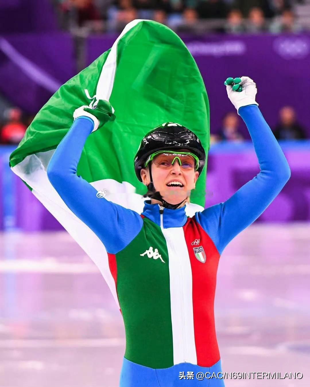 祝贺
内拉祖里“意大利短道女王”
阿里安娜'丰塔纳米兰冬奥会首金，
正是她超越中