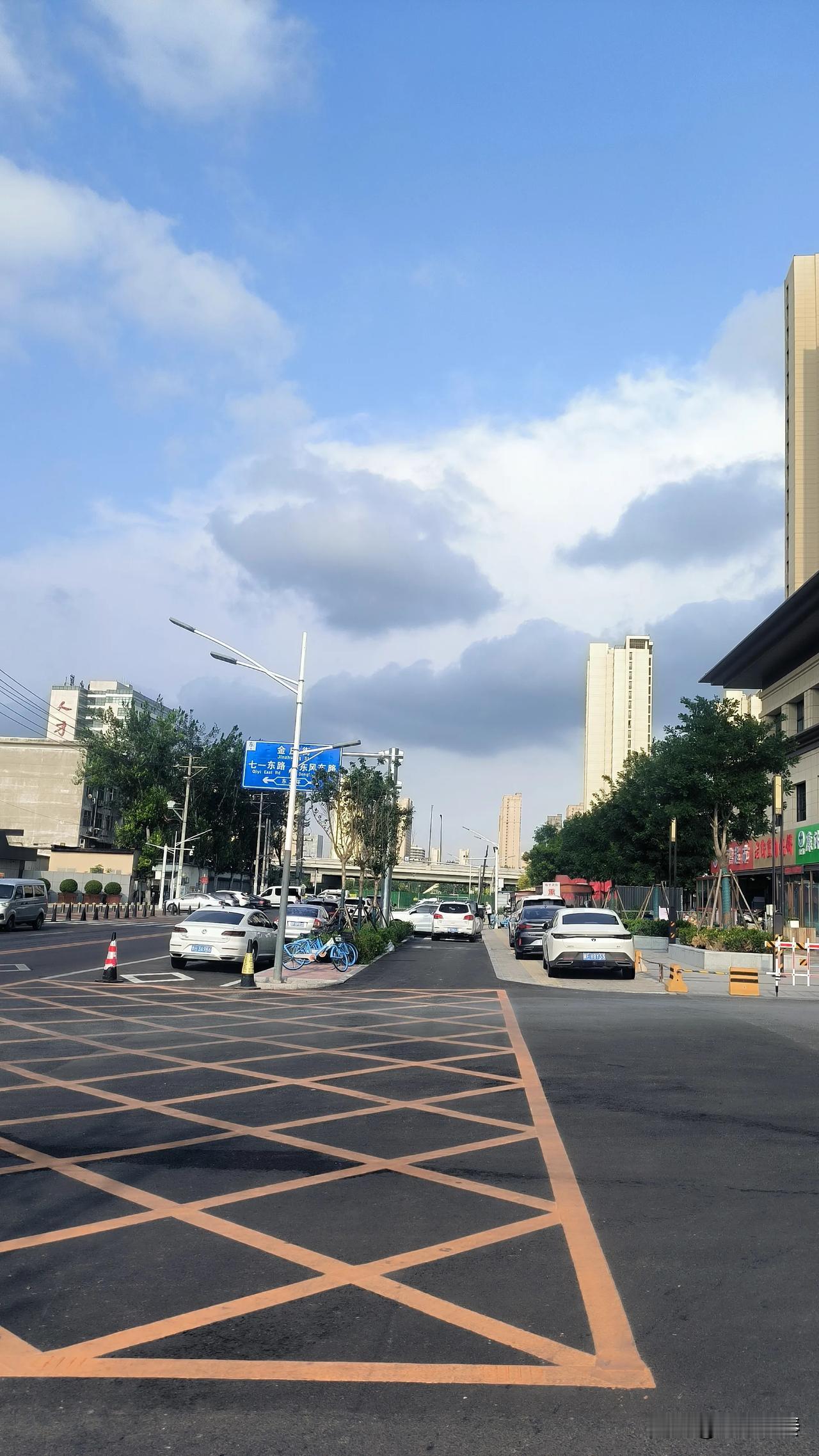 一次，我们一家子去保定东城一家挺有名的馆子吃饭，结果旁边桌有个中年人一根接一根地