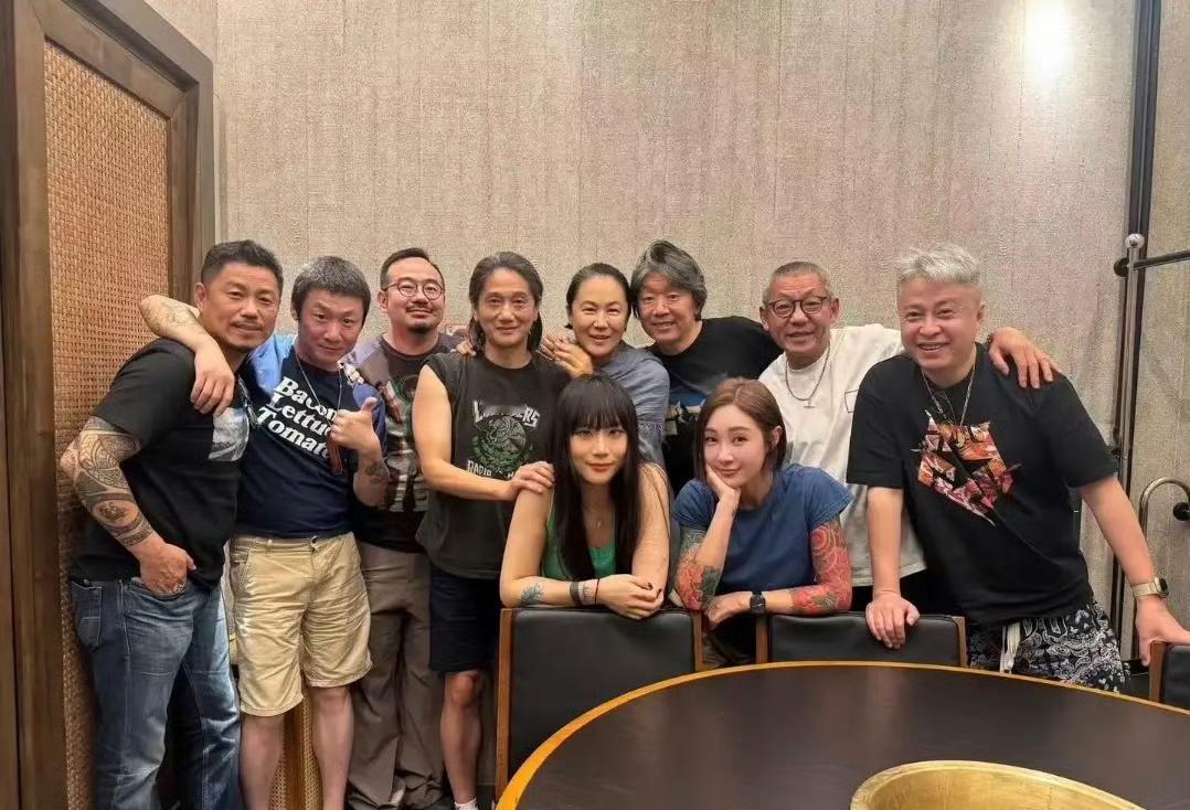 高原生日，没大阵仗。老狼来了，窦佳嫄坐前排，高旗几个老兄弟站身后，一屋子人肩膀搭