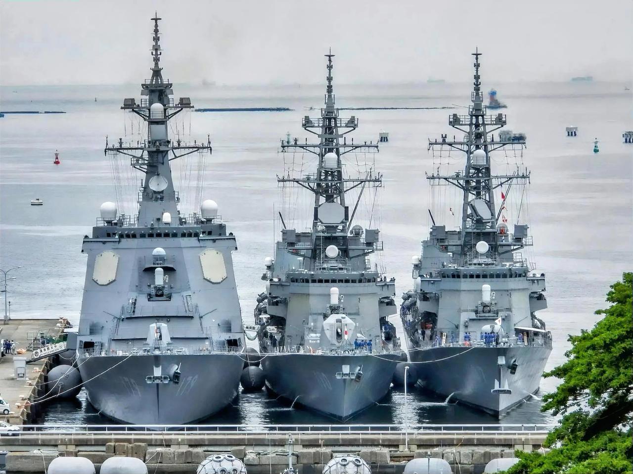 这是日本横须贺海军基地，画面中的是日本海上自卫队的3艘主力驱逐舰，最左边的是摩耶